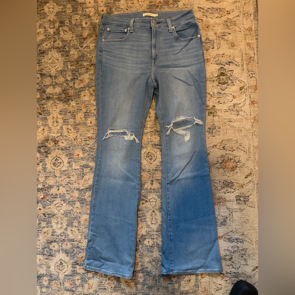 Women's Blue Distressed Jeans Levi’s 726 High Rise Flare
Size 32